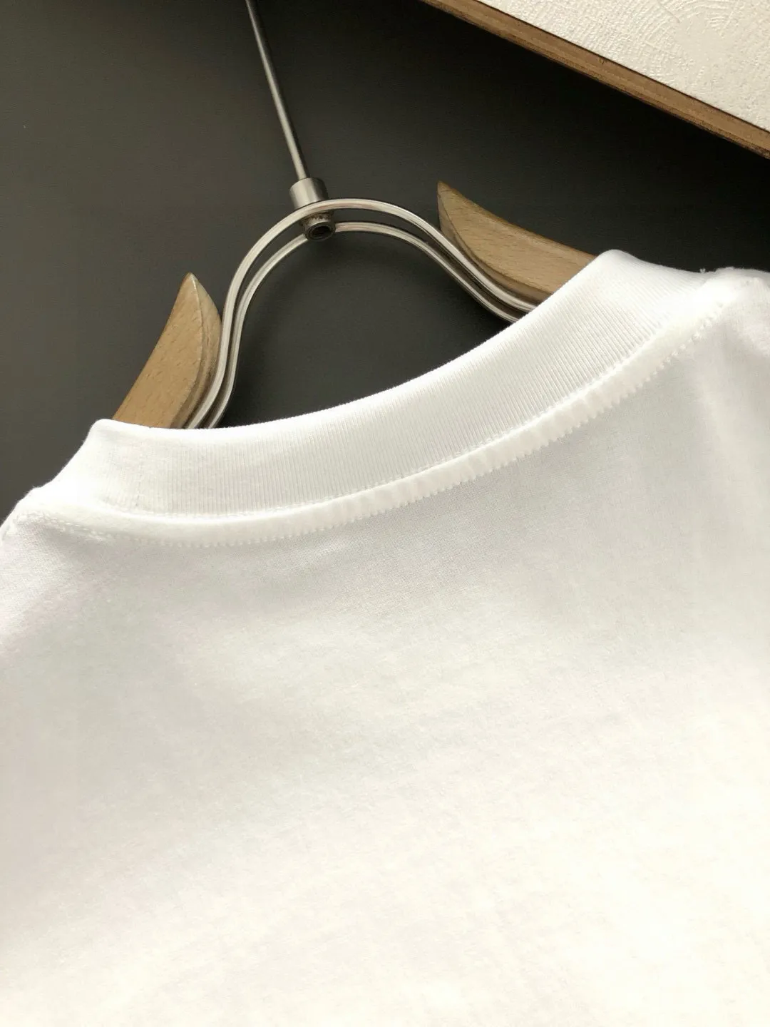 🅿️180 LV2025SS latest round neck fashionable short-sleeved T-shirt for spring and summer, synchronized with the official website, pure cotton fabric at the counter! Comfortable against the skin, durable and easy to wear, classic and simple logo design, meticulous original craftsmanship, a must-have item for handsome men, size S-XXL